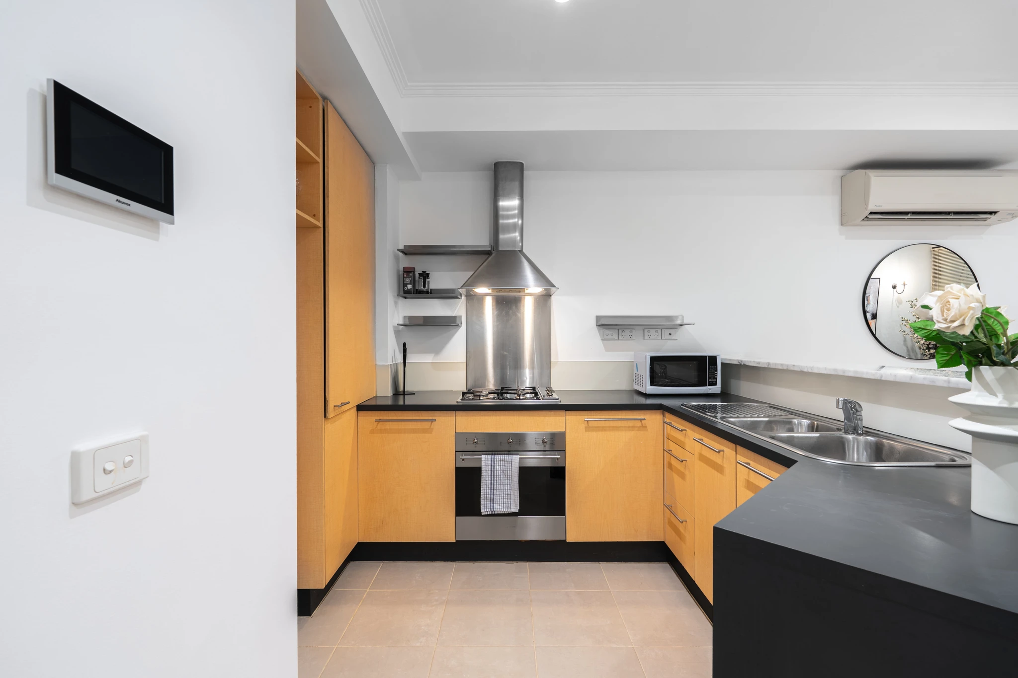 Fully Furnished - Apartment in a Prime St Kilda Road